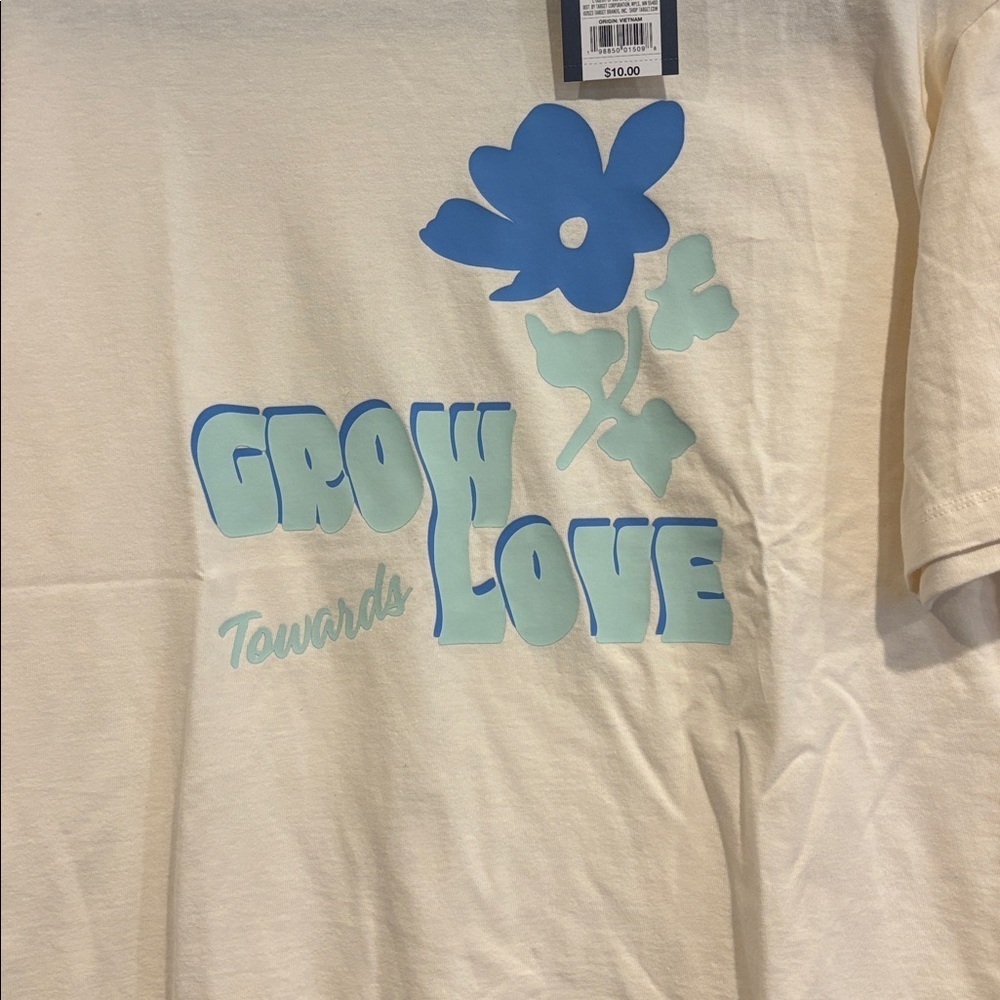 Universal Thread Cream and blue t-shirt